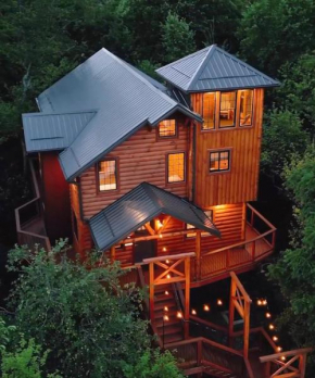 Skyview Treehouse by Amish Country Lodging